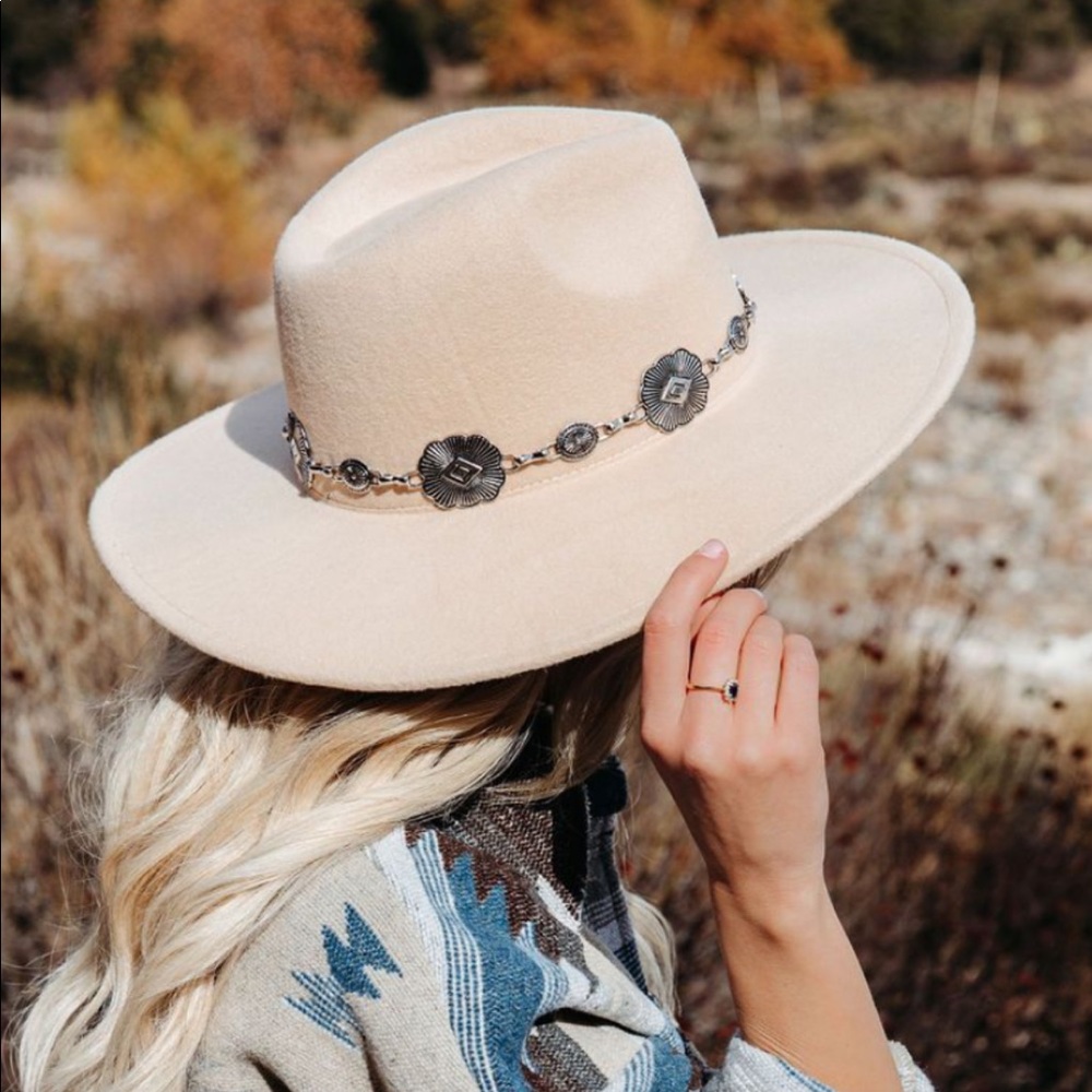 Vici Mercedes Hat